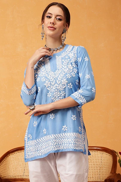 Top Corto In Cotone Blu Turchese Con Ricamo Chikankari Fatto A Mano - Eleganza Mughal Per Serate Speciali